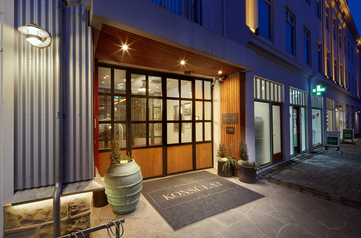 Konsúlat front door.jpg